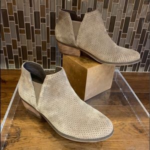 Crown Vintage Bonny-taupe suede booties size 7